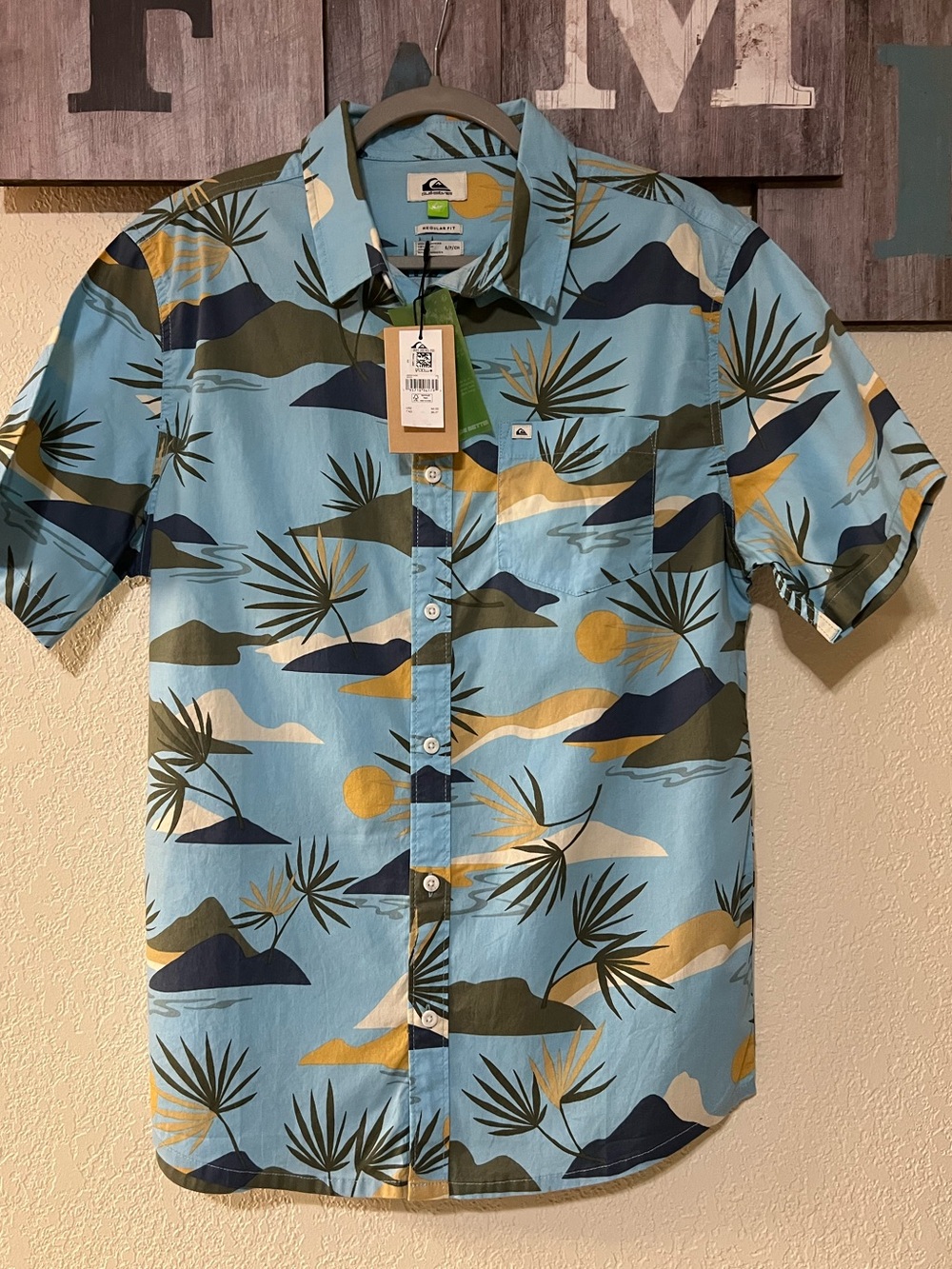 NWT Men's Quicksilver Regular Fit Printed Button Down Collared Shirt, size S.